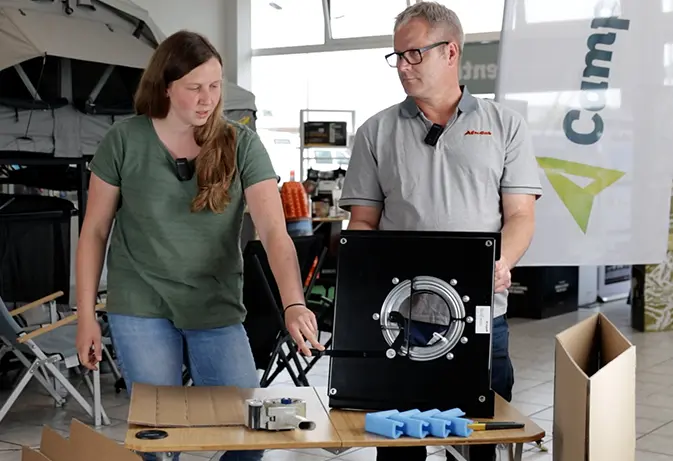 Ayleen und Thomas präsentieren Verpackung