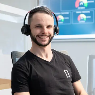 Freundlicher Vertreibsmitarbeiter mit Headset